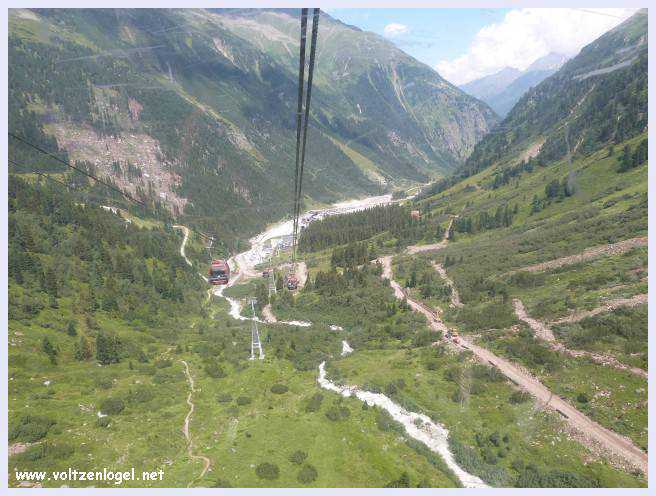 Une vue panoramique du Stubai Glacier, avec ses sommets enneigés et ses sentiers de randonnée pittoresques.
