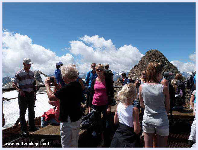 Une vue panoramique du Stubai Glacier, avec ses sommets enneigés et ses sentiers de randonnée pittoresques.