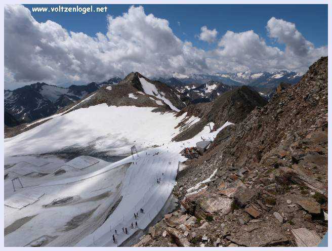 Une vue panoramique du Stubai Glacier, avec ses sommets enneigés et ses sentiers de randonnée pittoresques.