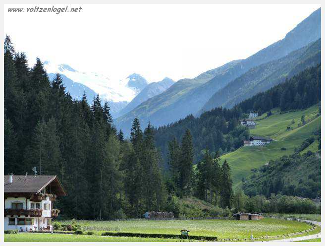 Paysage alpin spectaculaire de la vallée de Stubai avec vues panoramiques des Alpes