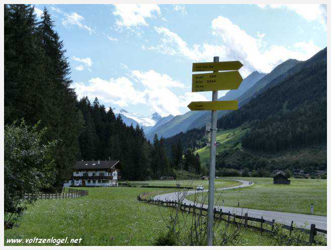 Paysage alpin spectaculaire de la vallée de Stubai avec vues panoramiques des Alpes