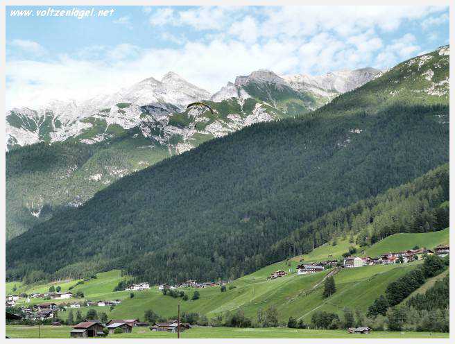 Paysage alpin spectaculaire de la vallée de Stubai avec vues panoramiques des Alpes