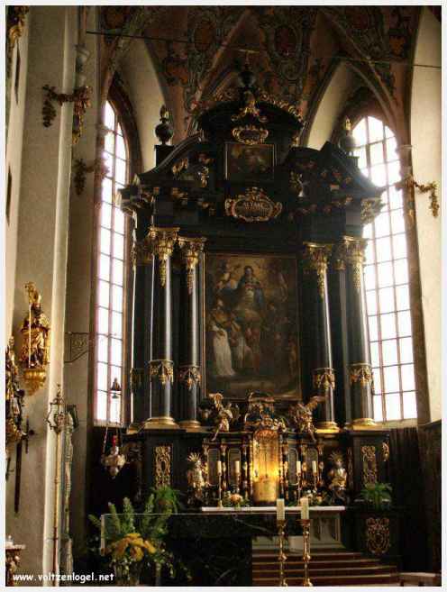 Architecture gothique et charme historique de la vieille ville de Hall