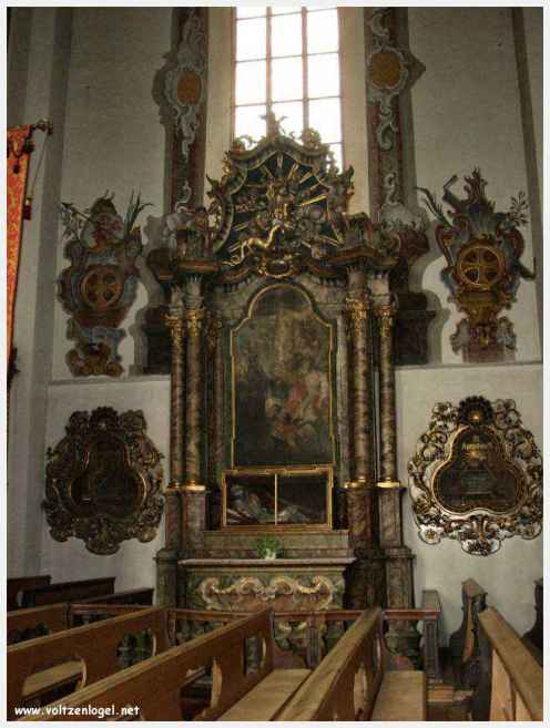 Architecture gothique et charme historique de la vieille ville de Hall