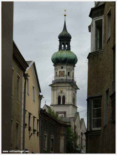 Architecture gothique et charme historique de la vieille ville de Hall