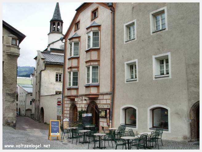 Architecture gothique et charme historique de la vieille ville de Hall