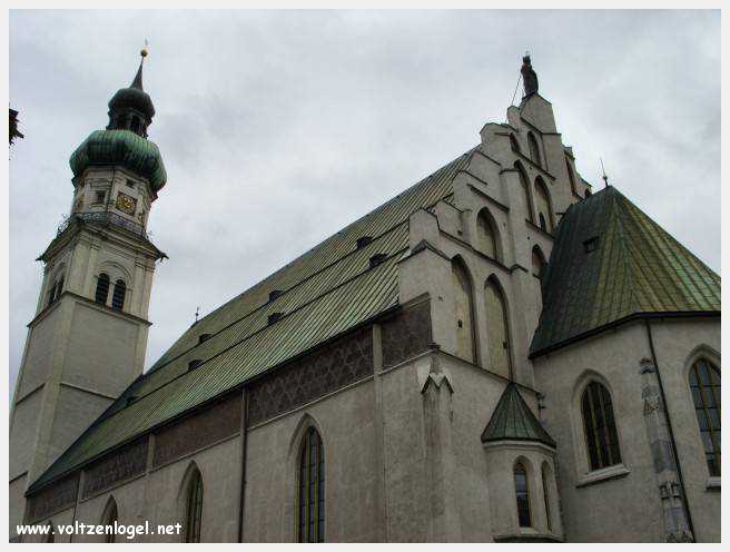 Architecture gothique et charme historique de la vieille ville de Hall