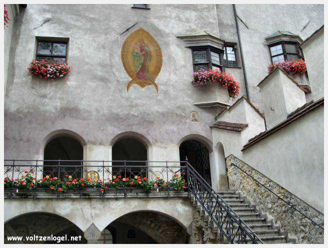 Architecture gothique et charme historique de la vieille ville de Hall