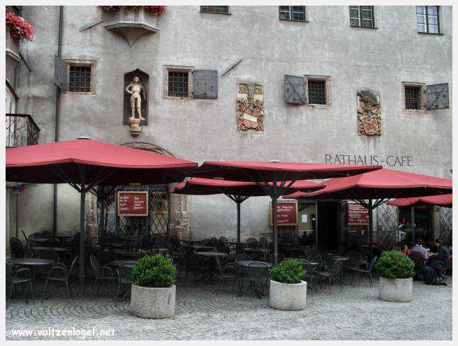 Architecture gothique et charme historique de la vieille ville de Hall