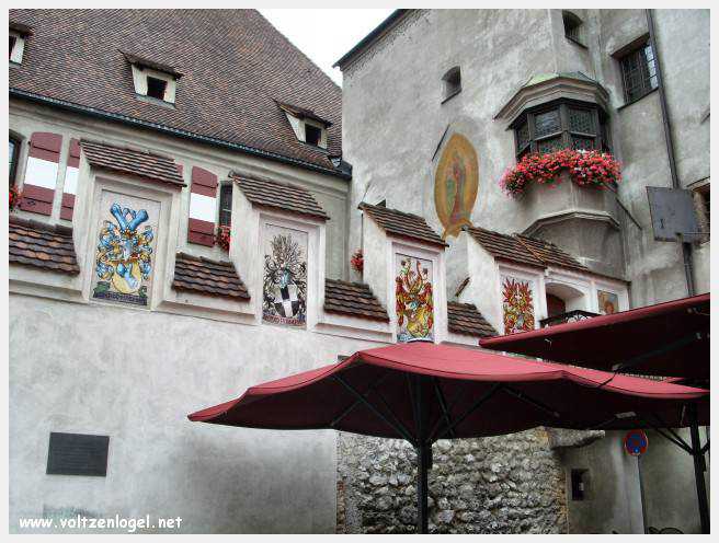 Architecture gothique et charme historique de la vieille ville de Hall