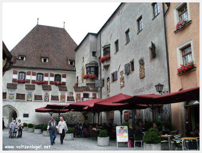 Architecture gothique et charme historique de la vieille ville de Hall