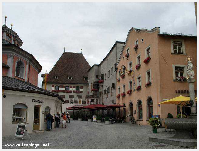 Architecture gothique et charme historique de la vieille ville de Hall