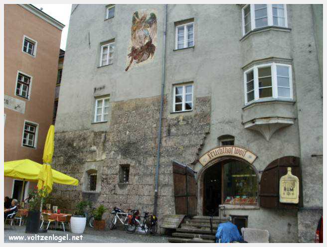 Architecture gothique et charme historique de la vieille ville de Hall