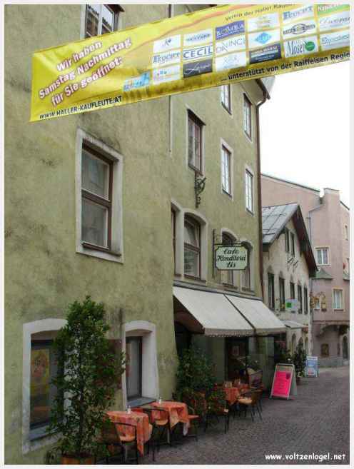 Architecture gothique et charme historique de la vieille ville de Hall