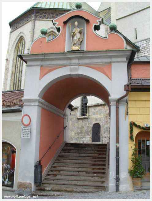 Architecture gothique et charme historique de la vieille ville de Hall