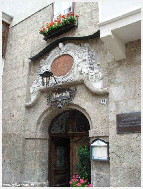 Architecture gothique et charme historique de la vieille ville de Hall