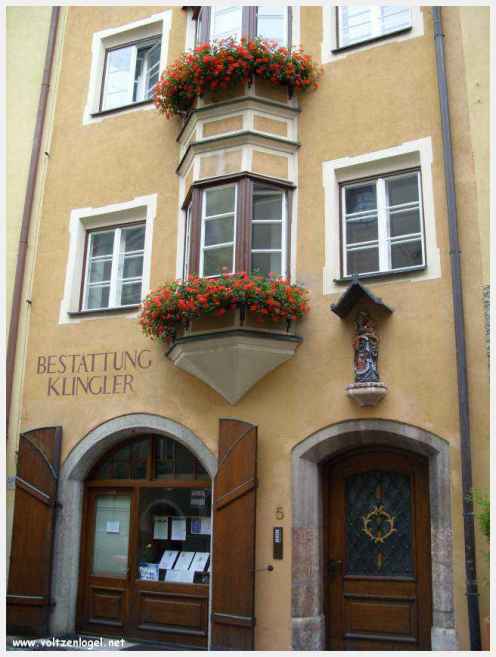 Architecture gothique et charme historique de la vieille ville de Hall