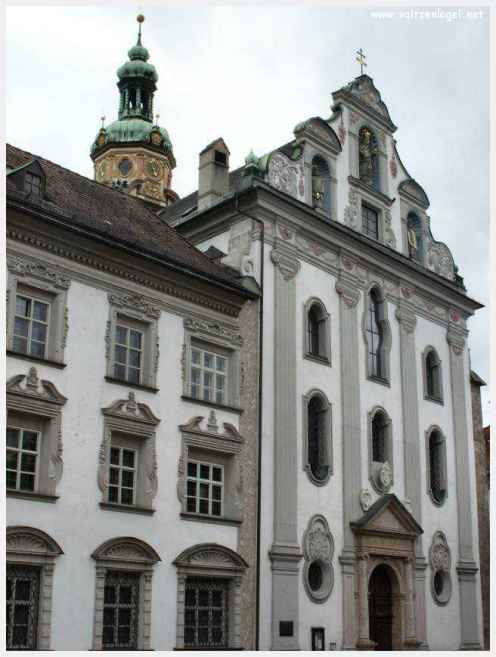 Architecture gothique et charme historique de la vieille ville de Hall
