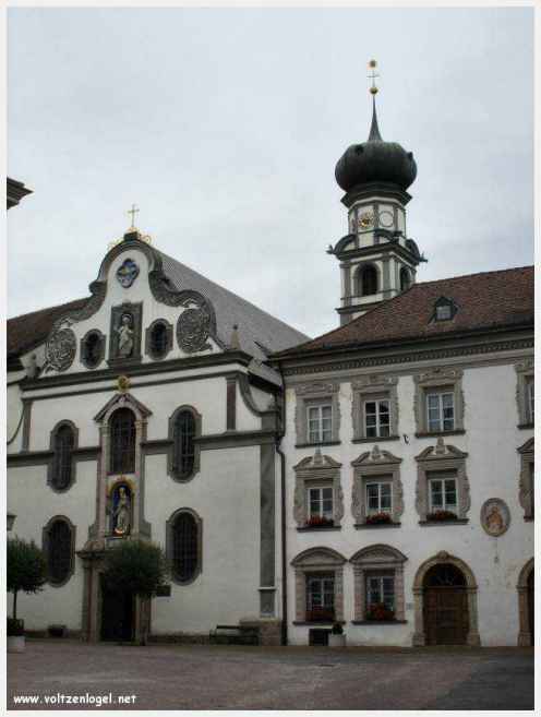 Architecture gothique et charme historique de la vieille ville de Hall