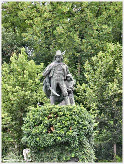 Architecture gothique et charme historique de la vieille ville de Hall