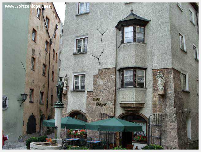 Architecture gothique et charme historique de la vieille ville de Hall