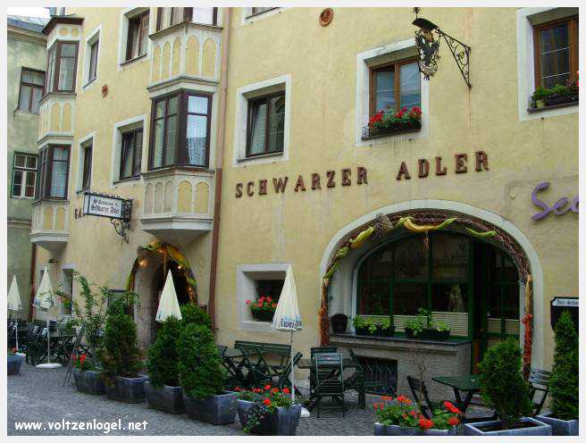 Architecture gothique et charme historique de la vieille ville de Hall