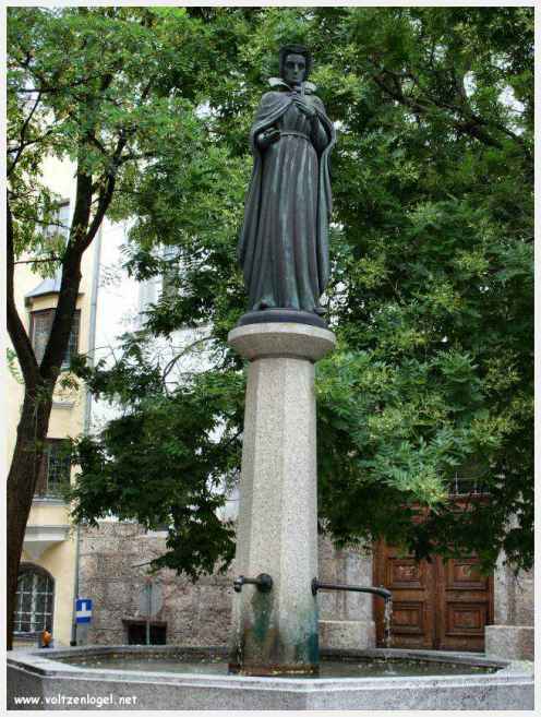 Architecture gothique et charme historique de la vieille ville de Hall