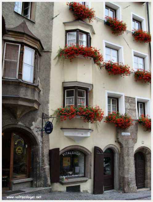 Architecture gothique et charme historique de la vieille ville de Hall