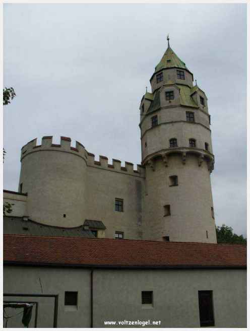 Architecture gothique et charme historique de la vieille ville de Hall
