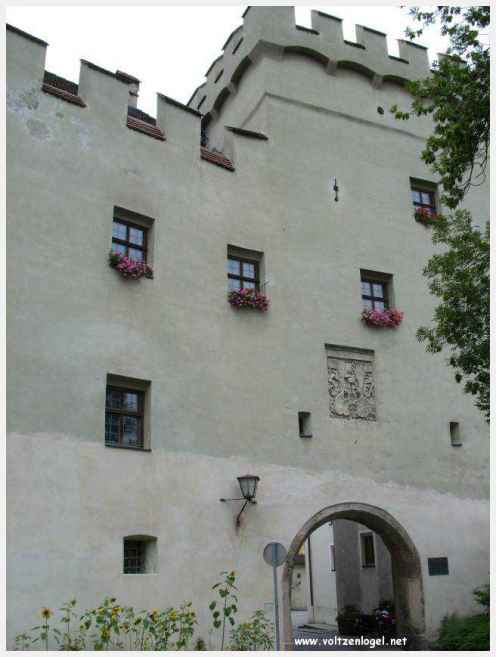 Architecture gothique et charme historique de la vieille ville de Hall