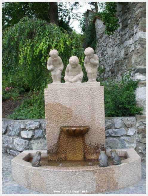 Architecture gothique et charme historique de la vieille ville de Hall