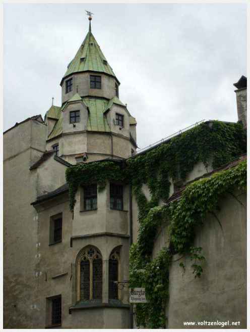 Architecture gothique et charme historique de la vieille ville de Hall