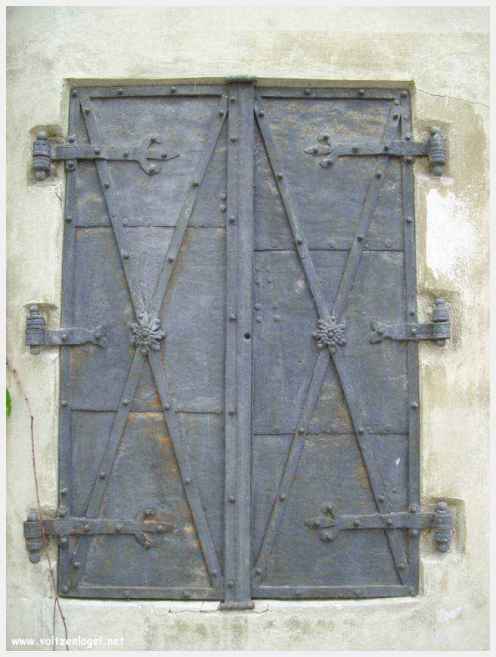 Architecture gothique et charme historique de la vieille ville de Hall