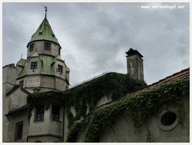 Architecture gothique et charme historique de la vieille ville de Hall