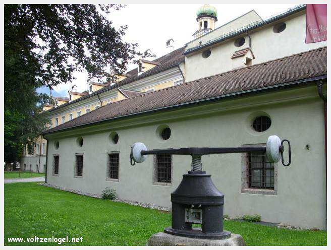 Architecture gothique et charme historique de la vieille ville de Hall