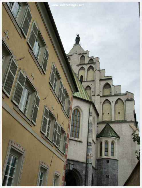 Architecture gothique et charme historique de la vieille ville de Hall