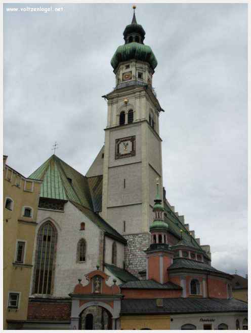 Architecture gothique et charme historique de la vieille ville de Hall