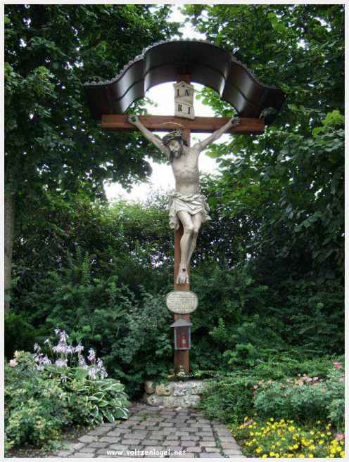 Architecture gothique et charme historique de la vieille ville de Hall