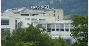 Vue spectaculaire du Monde du Cristal Swarovski entouré de paysages alpins