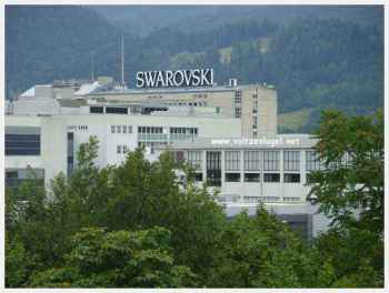 Vue spectaculaire du Monde du Cristal Swarovski entouré de paysages alpins
