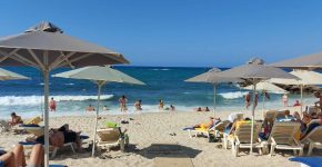 Plage paradisiaque avec vues magnifiques et eaux cristallines
