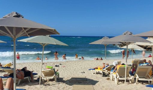 Plage paradisiaque avec vues magnifiques et eaux cristallines