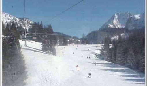 Vue panoramique sur les pistes enneigées de l'Oukaïmeden, station de ski emblématique du Maroc.