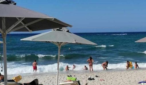 Plage idyllique sur une île paradisiaque, avec sable blanc et eaux turquoise