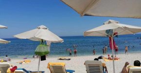 Plages ensoleillées avec eaux cristallines dans une destination paradisiaque.
