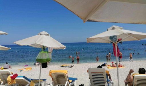 Plages ensoleillées avec eaux cristallines dans une destination paradisiaque.