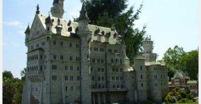 Château de Neuschwanstein et les Alpes bavaroises en arrière-plan