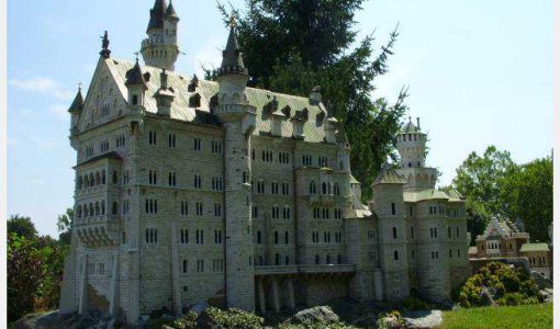 Château de Neuschwanstein et les Alpes bavaroises en arrière-plan