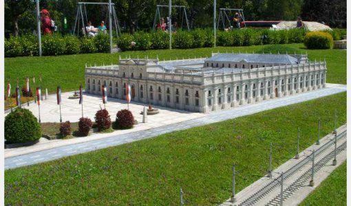 Vue majestueuse du Palacio de La Moneda, symbole historique et culturel de Santiago du Chili