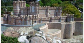 Vue majestueuse de la Forteresse Coca, symbole historique et culturel de la région de Ségovie.